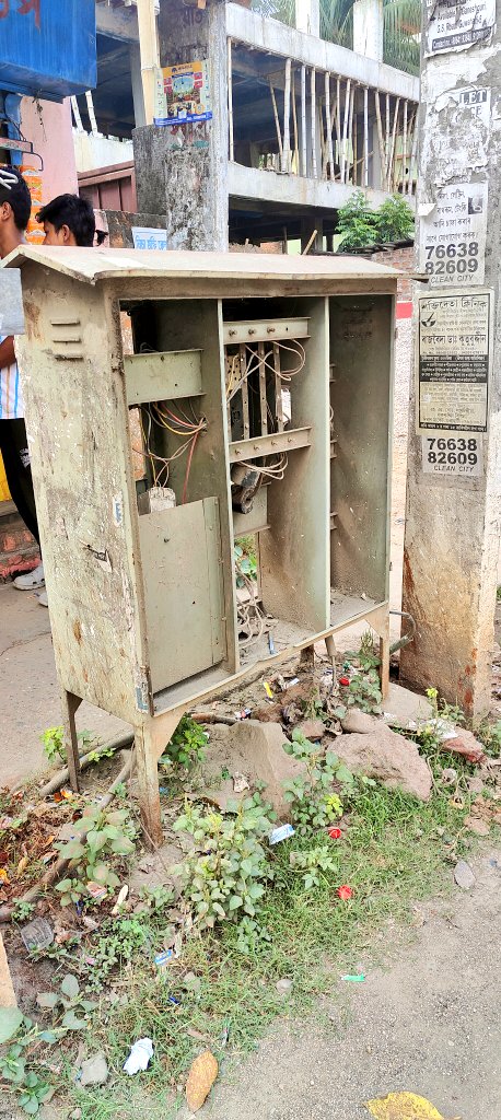 Hon'ble Power Minister Assam @GorlosaNandita 🙏 Look at this open electrical board at Hengerabari, just 800 m away from Janata Bhawan. Distance from here to Kamrup(M) commissioner's office is only 100 m. This board in front of Prajapati Marriage Hall can cause death to anybody!