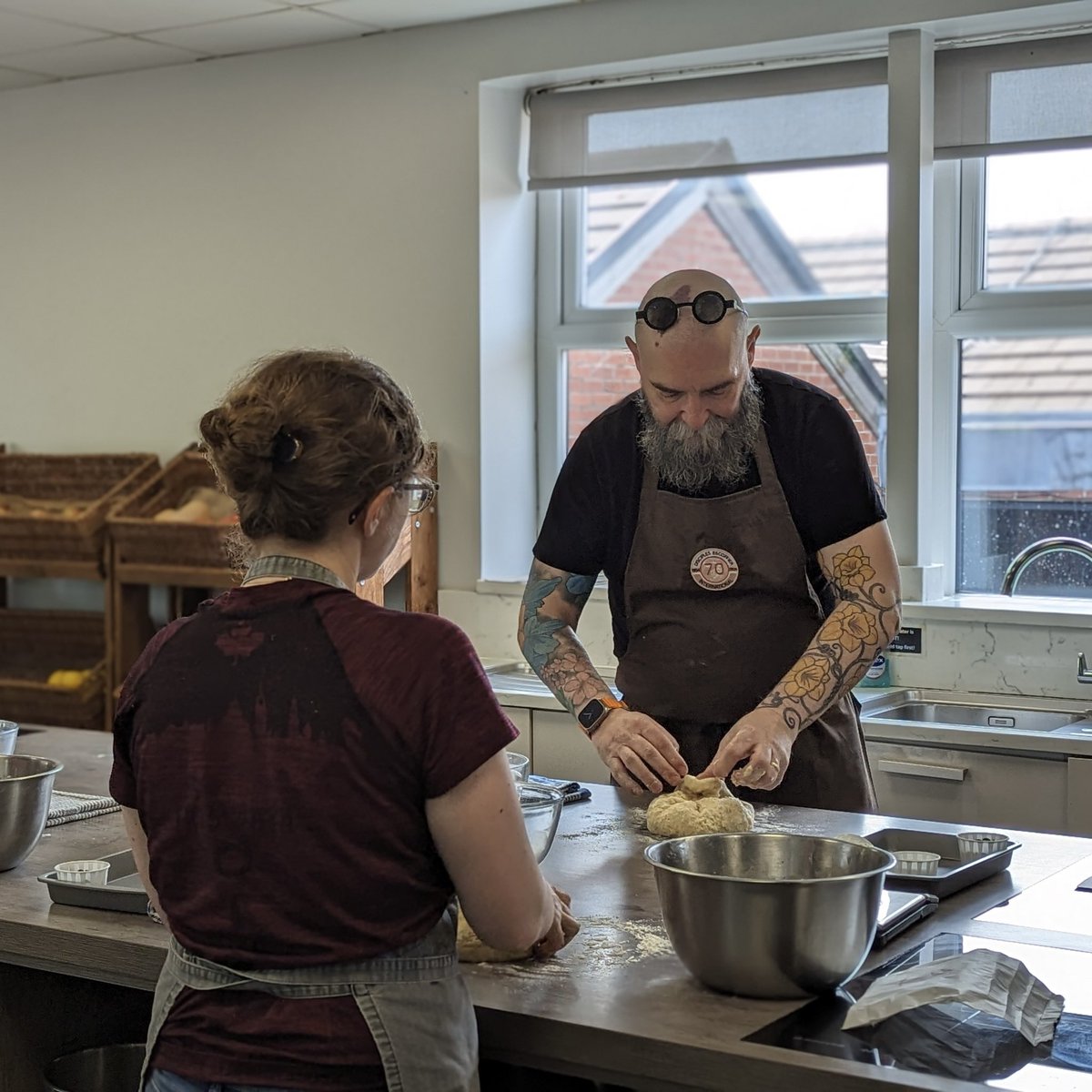 🍳✨ It was the perfect weekend of sunshine and foodie fun at the cookery school. #manchesterthingstodo #manchesteractivities #manchesterfun #visituk #manchesterlife #cookeryschool #cookeryclass #cookingtogether