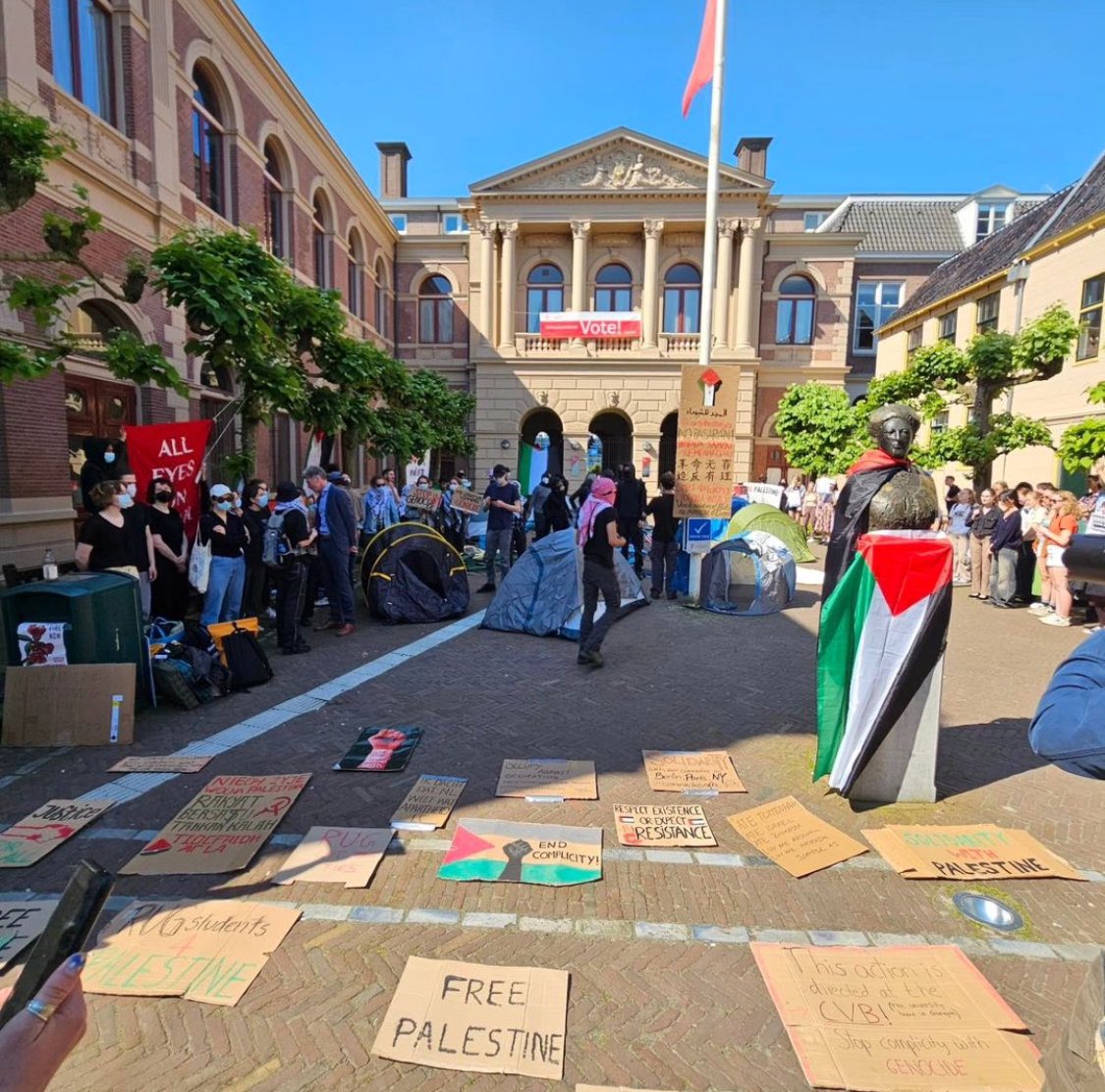 Vandaag protesteren studenten en medewerkers in heel Nederland tegen de banden van onderwijsinstellingen met Israël. Bij de Rijksuniversiteit Groningen en de Technische Universiteit Eindhoven hebben studenten een kamp ingericht. Stop de steun voor genocide!

Today, students and