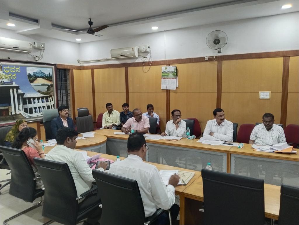 ಮಾನ್ಯ ಜಿಲ್ಲಾಧಿಕಾರಿಗಳು ಇಂದು ದಿನಾಂಕ:13/05/2024 , 
1. ರಾಜ್ಯದಲ್ಲಿ ಉಂಟಾಗಿರುವ ಬರ ಪರಿಸ್ಥಿತಿಯ ನಿರ್ವಹಣೆಗೆ ಕೈಗೊಂಡಿರುವ ಕ್ರಮಗಳ ಕುರಿತು
2. ಬಾಕಿ ಬೆಳೆ ಹಾನಿ ಪರಿಹಾರ Kharif-2023) ವಿತರಣೆ ಬಗ್ಗೆ
ಮುಂಗಾರು 2024 ಕ್ಕೆ ಸಂಬಂಧಿಸಿದಂತೆ ಜಿಲ್ಲೆಗಳಲ್ಲಿ ಕೈಗೊಂಡಿರುವ ಪೂರ್ವ ಸಿದ್ಧತೆಗಳ ಬಗ್ಗೆ ಸಭೆ ನಡೆಸಿದರು ..