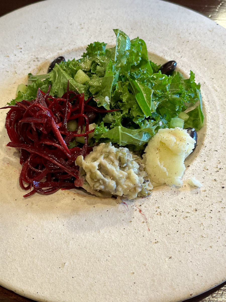 toru_prince's tweet photo. 今日のランチは #昭和町 2024/4/23にオープンされた #フランス料理 と #イタリア料理 の手法で調理された #薬膳料理 #epii #エピ
#季節の養生サラダ #ケール
#黒人参
#緑豆 ペースト
#じゃがいも のサラダ
#お米とさやえんどうのスープ
メインは #豚肉 と #うるい #シルクスイート の #ニョッキ https://t.co/gPeQ0binX3