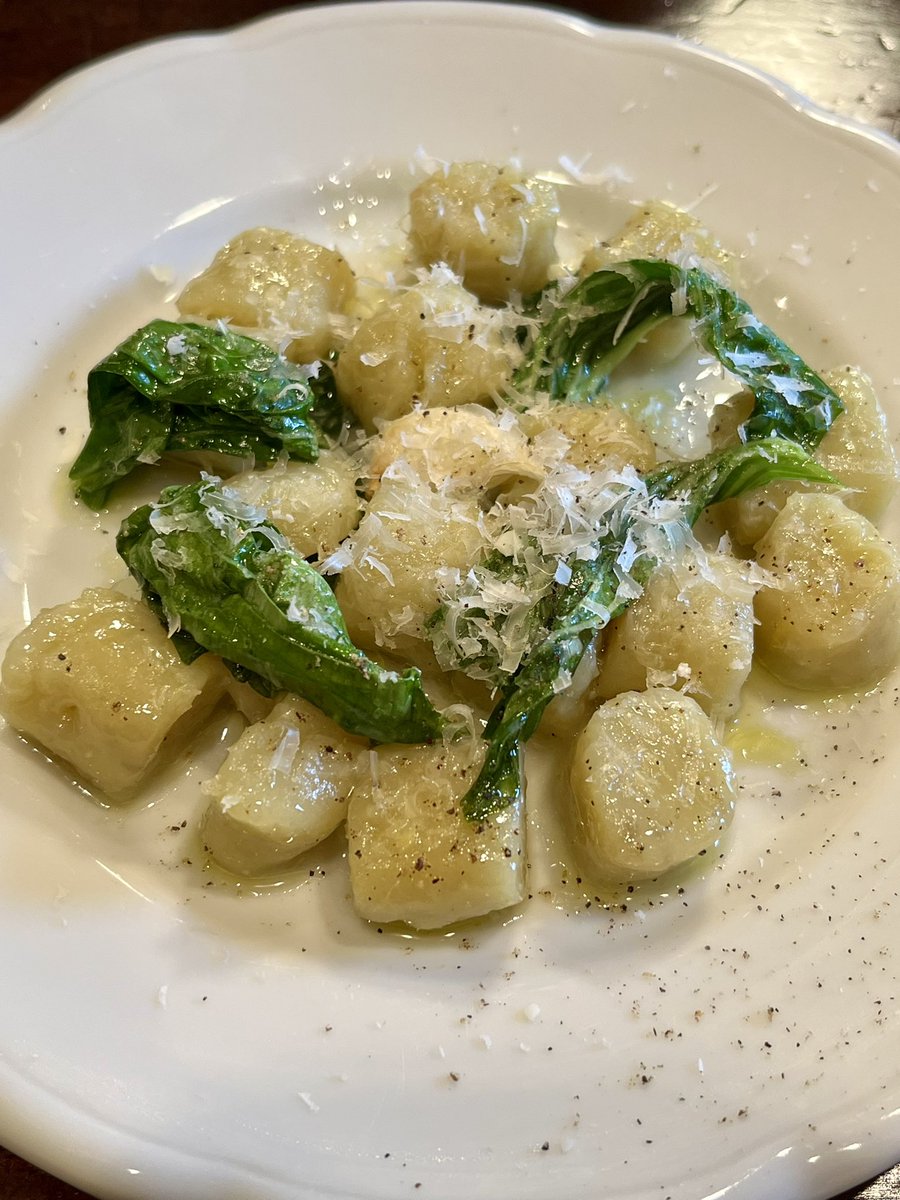 toru_prince's tweet photo. 今日のランチは #昭和町 2024/4/23にオープンされた #フランス料理 と #イタリア料理 の手法で調理された #薬膳料理 #epii #エピ
#季節の養生サラダ #ケール
#黒人参
#緑豆 ペースト
#じゃがいも のサラダ
#お米とさやえんどうのスープ
メインは #豚肉 と #うるい #シルクスイート の #ニョッキ https://t.co/gPeQ0binX3