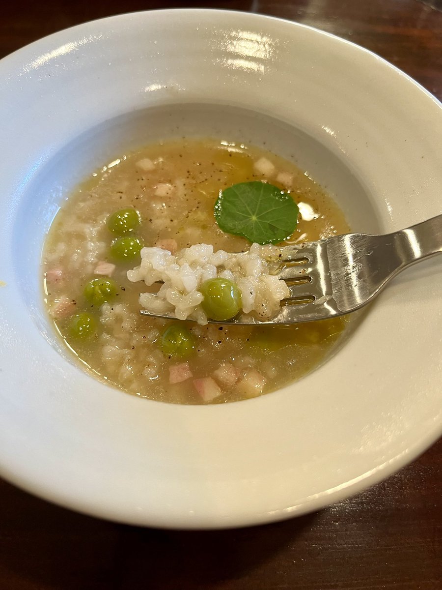 toru_prince's tweet photo. 今日のランチは #昭和町 2024/4/23にオープンされた #フランス料理 と #イタリア料理 の手法で調理された #薬膳料理 #epii #エピ
#季節の養生サラダ #ケール
#黒人参
#緑豆 ペースト
#じゃがいも のサラダ
#お米とさやえんどうのスープ
メインは #豚肉 と #うるい #シルクスイート の #ニョッキ https://t.co/gPeQ0binX3