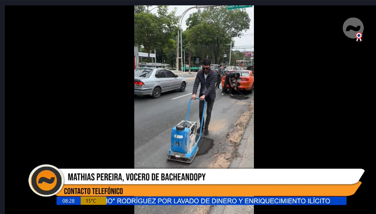 nanduti's tweet photo. Asunción: ante inacción de autoridades, jóvenes bachean calles en mal estado

En línea con  el vocero de #BacheandoPy, Mathias Pereira.

🗣️"Hoy un bache puede ser la diferencia entre la vida y la muerte. La gente apoyo este proyecto por más de que sea políticamente incorrecto", dijo.

#1020AM #ZonaFranca
@PaloRubin @Juanctpy @majoperaltac