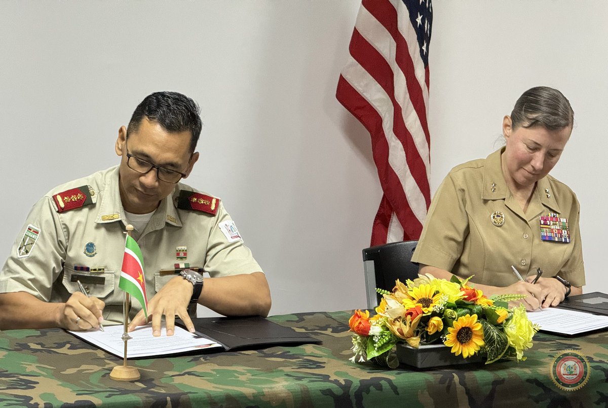mindefsuriname's tweet photo. Southcom generaal majoor Julie Nethercot bracht op 9 mei een bezoek aan Suriname. Onderdeel van haar bezoek was de ondertekening van het Engagement and Cooperation Framework tussen Southcom en het Surinaams Nationaal Leger (NL). https://t.co/C4hF8XiBBY
