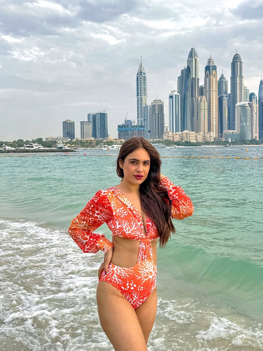 Raw pics 📸 Stuck between I Don’t Know , I Don’t Care & IDGAF 😅✌️

:
#nehamalik #orangeisnewblack #sealover #beachvibes  #dubaimarina #goodvibesonly #newweek #mood #mondayblues #dubai #beachwear #beachgirl #fashionista #fashionblogger