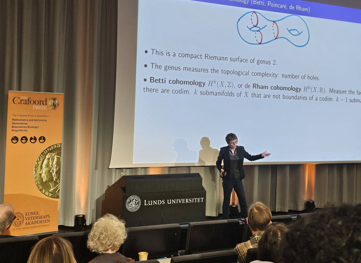 Crafoord Prize Laureate Claire Voisin lecturing in Lund about complex numbers and hyper-Kähler geometry. Watch the lecture here 👇 kva.se/evenemang/the-…