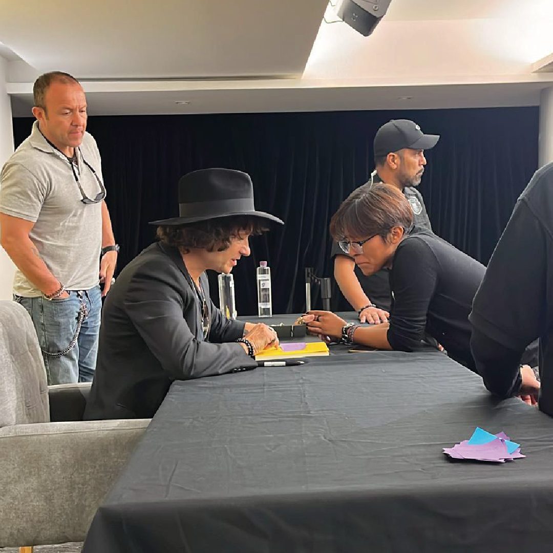 El pasado 10 de mayo Enrique Bunbury viajó hasta México, para la firma de su libro 'La carta' en CDMX, en la Librería Gandhi, Mauricio Achar. 
Gracias a los fans que acudieron al evento.
#liburuaklibros #enriquebunbury #lacartabunbury #musica #editorial #lacarta #cdmx