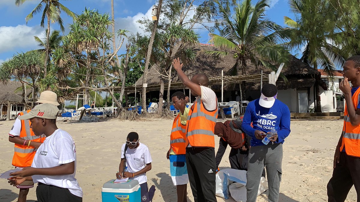 Making waves in conservation! 🌊 yesterdays beach cleanup was a huge success—99kg of debris cleared for a cleaner, safer marine environment. Together, we can make a difference! 
#BeachCleanup
#bahariyetujukumuletu
