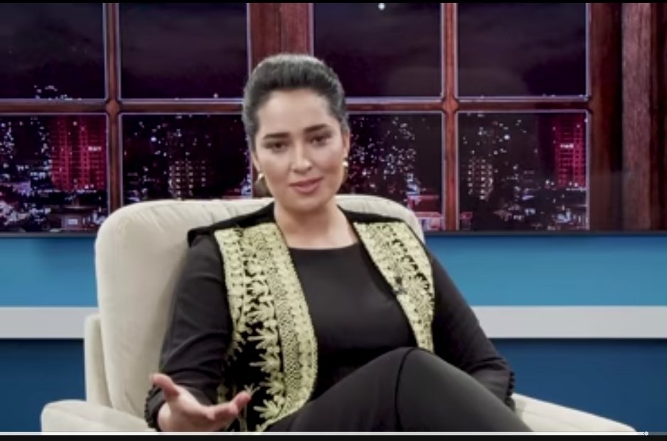 شبی مجنون به لیلی گفت ای محبوب بی همتا،
تورا عاشق شود پیدا ولی مجنون نخاهت شد