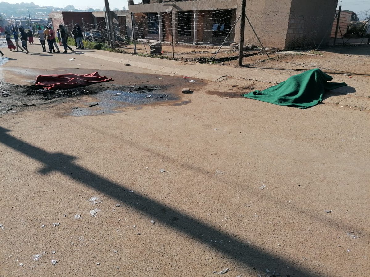 EversonLuhanga's tweet photo. Two suspected robbers were stoned and burned to death in Tembisa's Kaalfontein Ext 23. When authorities arrived, no one among community members knew anything about who was involved in the killing of the two men. Police are investigating. https://t.co/5Hh47dbI85