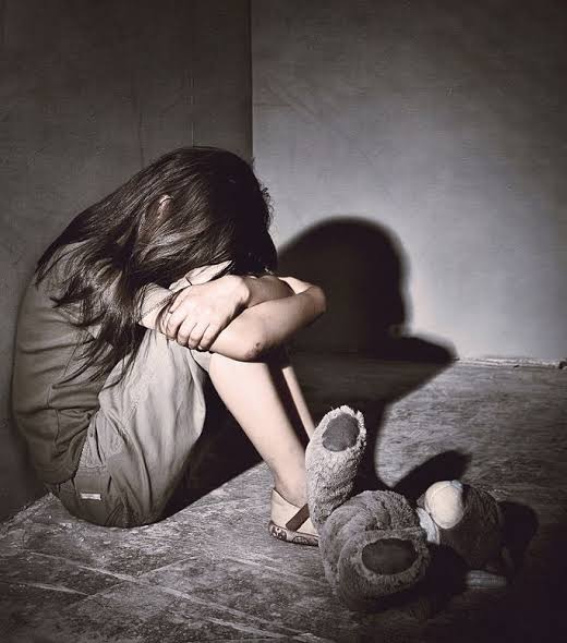 ⚠️ Olayın yaşandığı ülke Hindistan değil, Türkiye...

• Sultanbeyli’de bir mahalle, 13 yaşındaki 8. sınıf öğrencisi çocuğa tecavüz etmek için sıraya girdi.

• Semtte 15 kişi, abisi cinayetten tutuklu çocuğu, kayda aldıkları tecavüz anını ‘abine izletiriz, seni de keser’