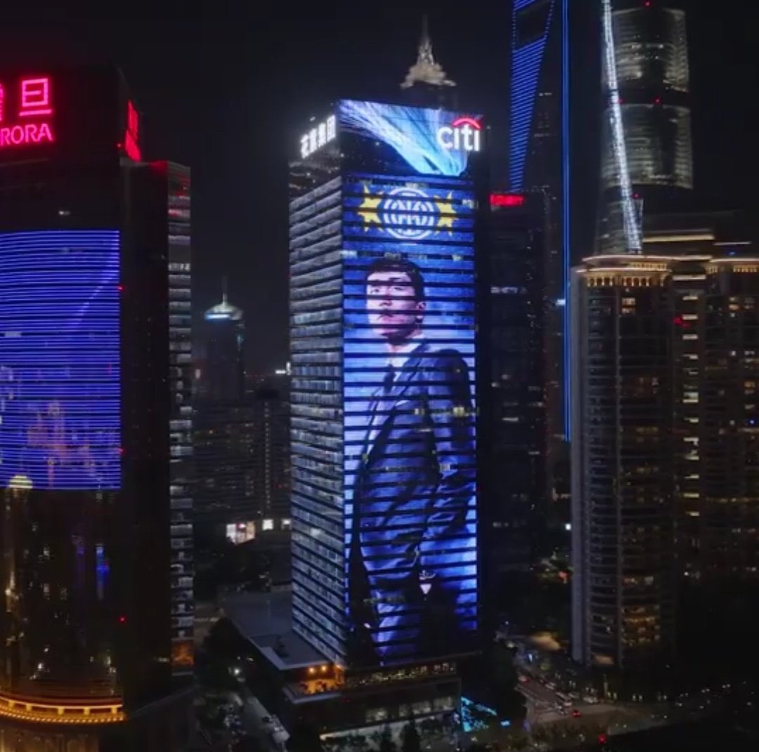 Fiero ed elegante svetta sui grattacieli di Shangai per mostrare al mondo la sua POTENZA. I limiti? Esistono solo per essere superati, il RUGGITO del leone d’Oriente si sentirà in tutto il mondo 🦁🔥🔥🔥⭐️⭐️🏆🖤💙 @FrankDeSboer.