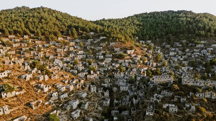 Fethiye'de bir hayalet köy 👻 3 binden fazla terk edilmiş ev. Kayaköy. Çok merak ettim