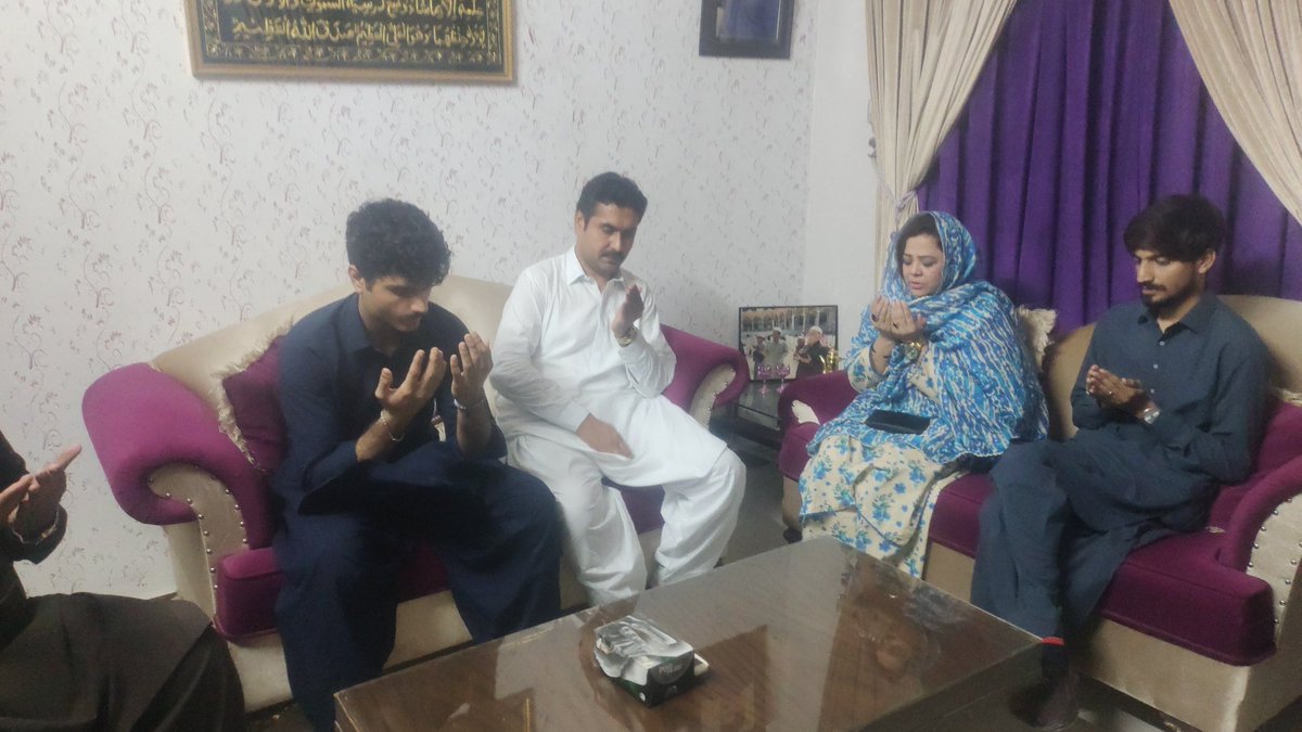 SyedAllahDinoS3's tweet image. Today MPA #SaimaAgha Saiba and  Co-ordinator PYO Hyderabad #SajidPanhyar Condolences with  #IstahsanBarkat death of His Father President PPP Ps 60 UC 125 #BarkatBabar  at Babar house .

@BBhuttoZardari @BakhtawarBZ @MediaCellPPP @PPPDigital_