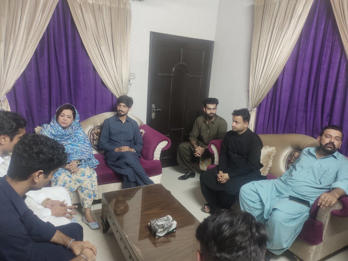 SyedAllahDinoS3's tweet image. Today MPA #SaimaAgha Saiba and  Co-ordinator PYO Hyderabad #SajidPanhyar Condolences with  #IstahsanBarkat death of His Father President PPP Ps 60 UC 125 #BarkatBabar  at Babar house .

@BBhuttoZardari @BakhtawarBZ @MediaCellPPP @PPPDigital_