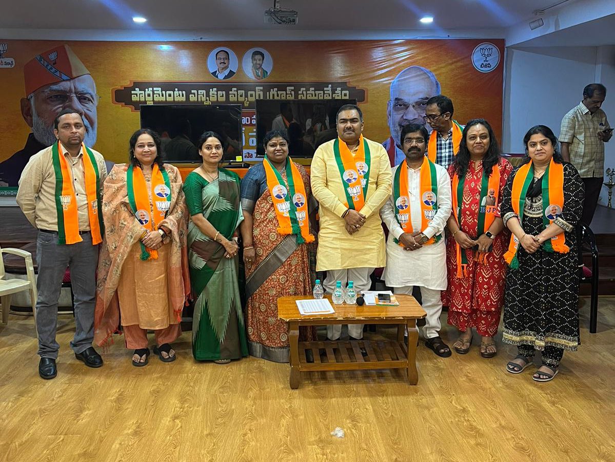 దాదాపు నెలరోజుల మన బీజేపీ కార్యకర్తల కష్టం ప్రత్యక్షంగా పరోక్షంగా ప్రతీరోజు ప్రతీనిత్యం తెలంగాణ లో కష్టపడి పనిచేసిన ప్రతీ కార్యకర్తకు మా ఎలక్షన్ మేనేజ్మెంట్ పబ్లిక్ మీటింగ్స్ అండ్ టూర్ విభాగం తరుపున ప్రత్యక ధన్యవాదాలు 🙏💕🚩🪷 భారత్ మాతా కీ జై #AbkiBaar400Paar