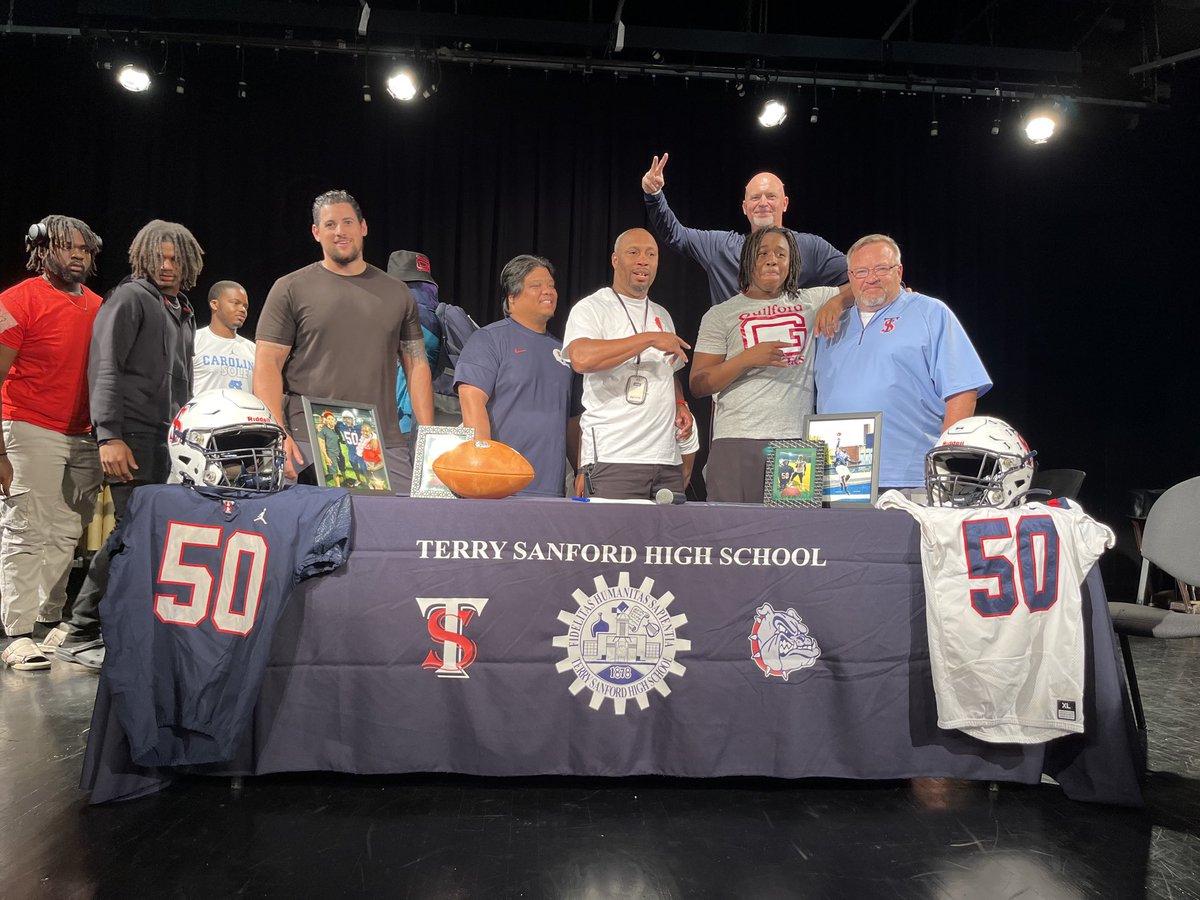 ⁦<a href="/EmilioGlenn50/">Emilio Glenn</a>⁩ — another one signed / sealed and delivered …….. Emilio Glenn - 4 year program young man and a born LEADER. ‼️🏈🙏🏼❤️
Thank you and Family for everything — ALWAYS DAWGFAM🏈