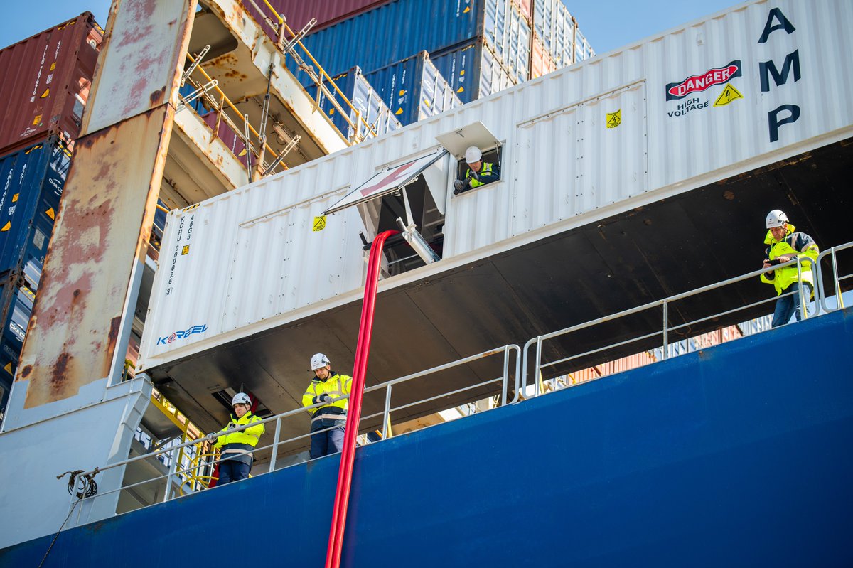 Premiere im Hamburger Hafen: Zum ersten Mal wurde ein Containerschiff während seiner Liegezeit mit Strom versorgt. BGM @TschenPe war beim Start der neuen Landstromanlage am EUROGATE Container Terminal Hamburg dabei. 🔋⚓️