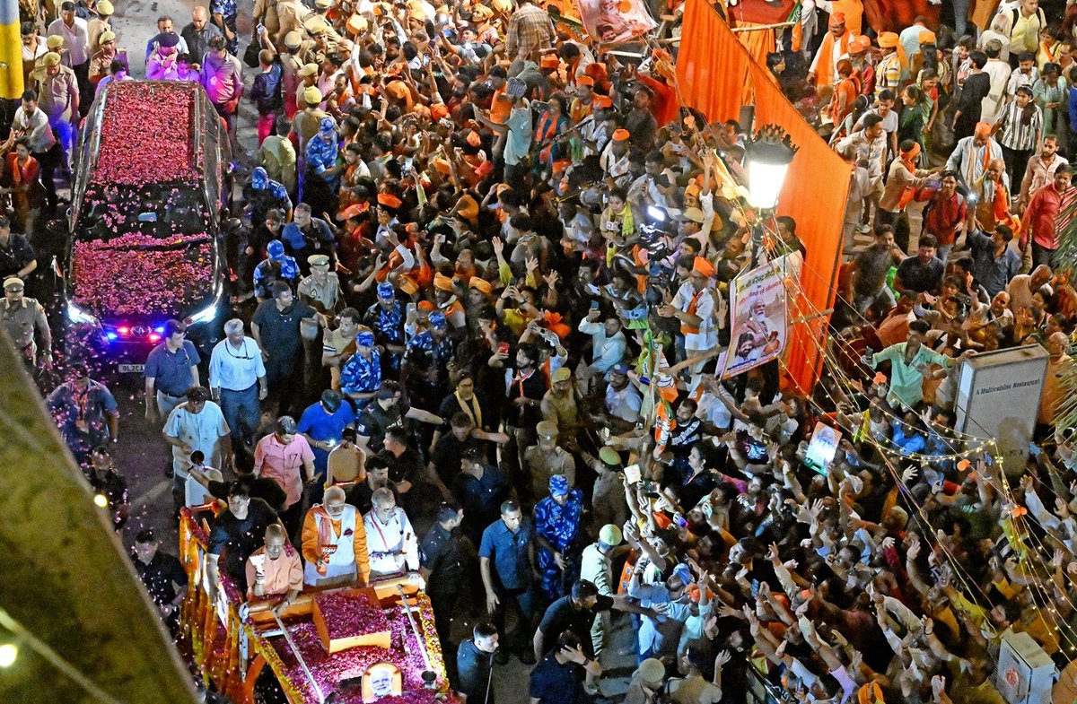 narendramodi's tweet photo. जनता-जनार्दन का सेवक होने के नाते मेरा यही प्रयास रहा है कि काशीवासियों का जीवन और आसान हो। मुझे विश्वास है कि विकसित उत्तर प्रदेश के साथ-साथ विकसित भारत के संकल्प को पूरा करने में विकसित वाराणसी अपना अमूल्य योगदान देगी। बाबा विश्वनाथ के आशीर्वाद से मैं भी उनकी काशी की सेवा में सदैव समर्पित रहूंगा।

जय बाबा ��िश्वनाथ!