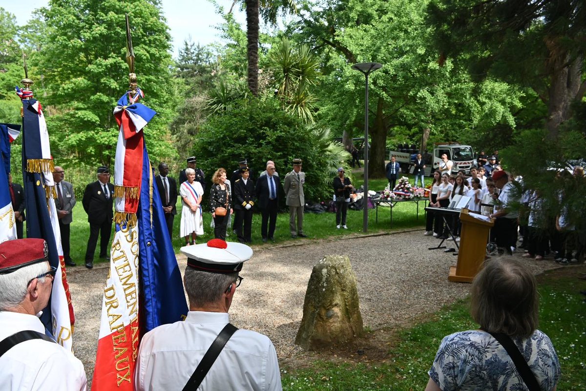 #Mémoire 🇫🇷 l Bénédicte Martineau, directrice de cabinet, a présidé ce jour la cérémonie en honneur de la journée nationale des #mémoires de la #traite, de l'#esclavage et de leurs #abolitions, au Jardin des Plantes de #Montauban.