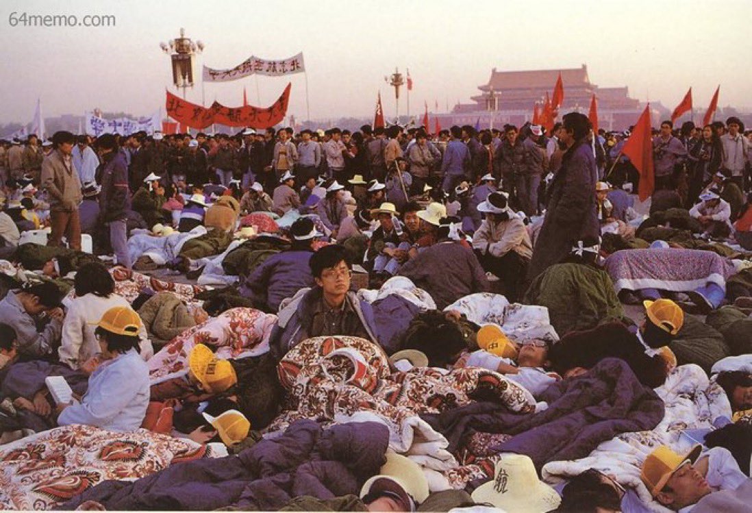 In questo giorno del 1989 3.000 studenti iniziarono lo sciopero della fame in piazza Tiananmen chiedendo riforme democratiche in Cina
