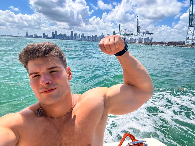 Watch Malik Delgaty's leaked NSFW photo on TwXstars