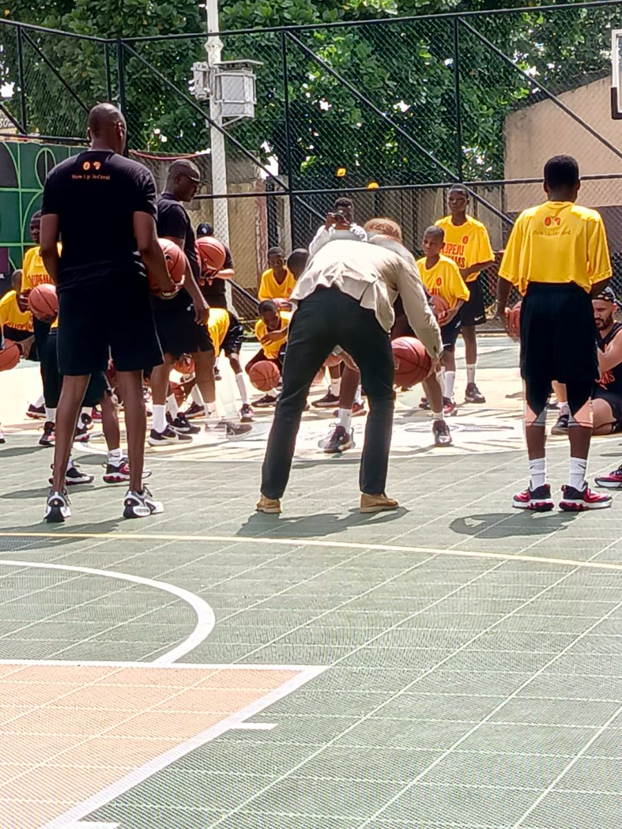 Prince Harry and Meghan had real fun with the young ones at the @GiantsOfAfrica basketball court in Ilupeju Junior Grammar School, Ilupeju, Lagos