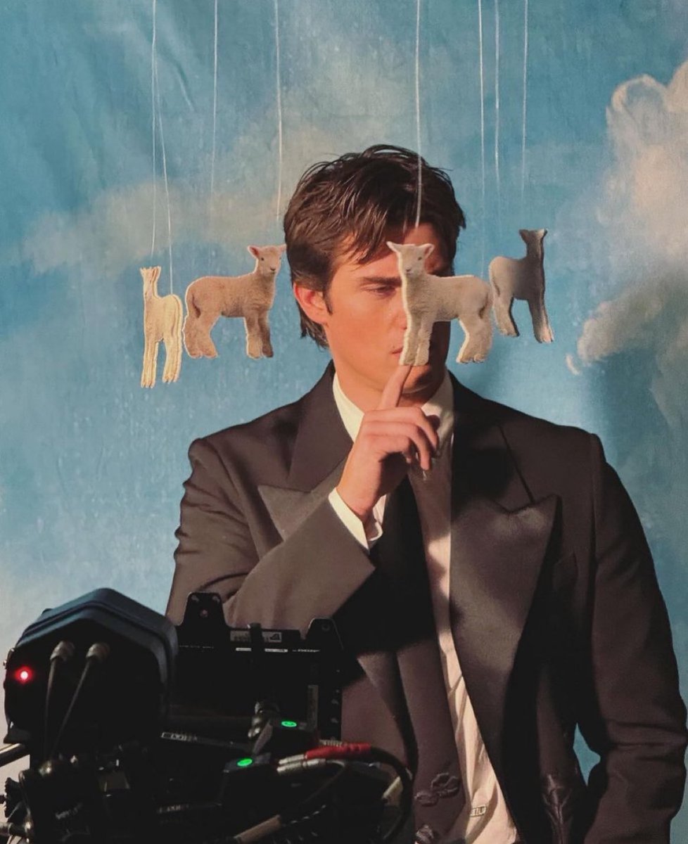 GalitzineHQ's tweet image. Nicholas Galitzine BTS from the Vogue Met Gala video.