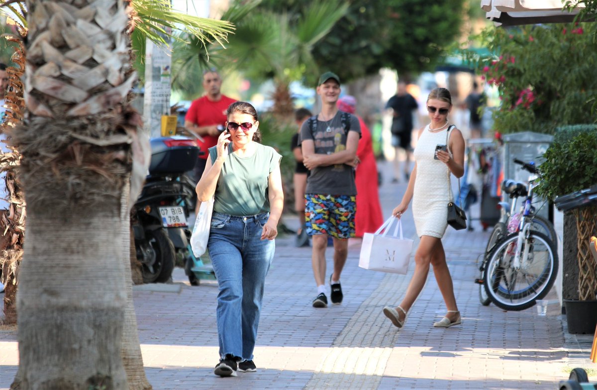 Antalya’ya yerleşen Rusya ve Ukraynalılar memleketlerine dönüş yapıyor.