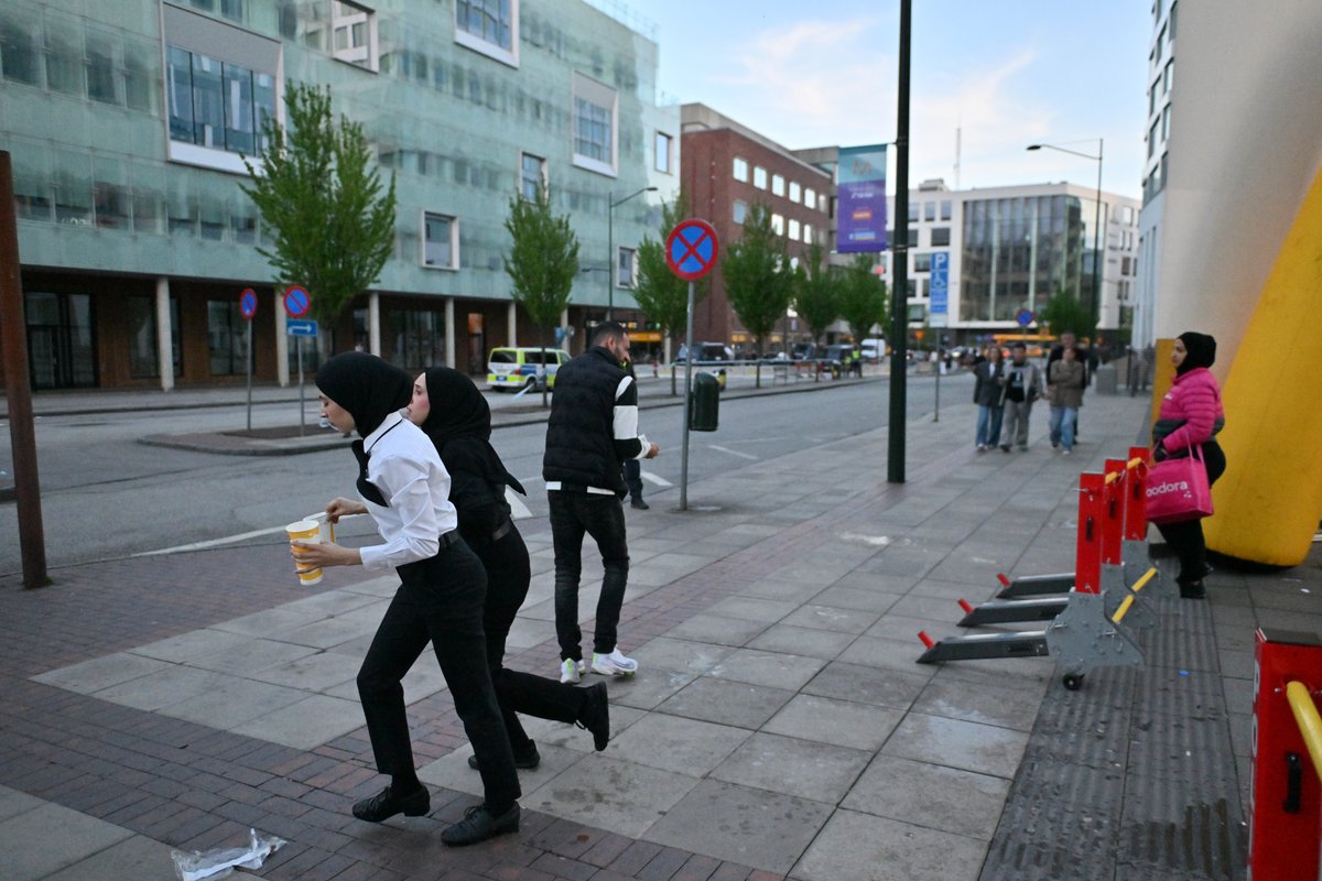 Den här scenen var fin. Dansk polis använde pepparsprej rakt in i folkmassan vid Hyllie arena och personalen från McDonalds sprang ut för att hjälpa de drabbade demonstranterna.
