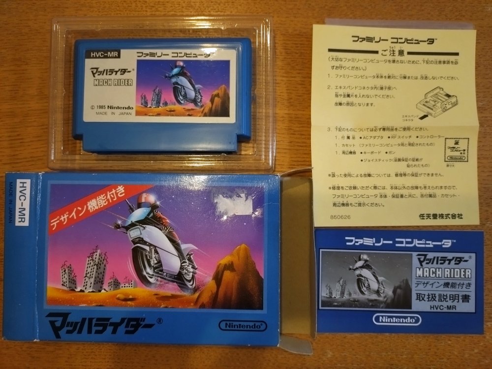 hitopon999's tweet photo. 本日届いた箱説の揃ったマッハライダー。外箱痛みアリですが紙自体の劣化は少で中身は程度上👌カセットもメンテなく一発起動。お安めで買えました☺️当時従兄弟の家でかなり遊びました✨レースゲームは大好きでしたね🏍
#ファミコン
#任天堂
#マッハライダー
#MACHRIDER 
#レトロコンシューマー愛好会 https://t.co/gPiIhpr1wJ
