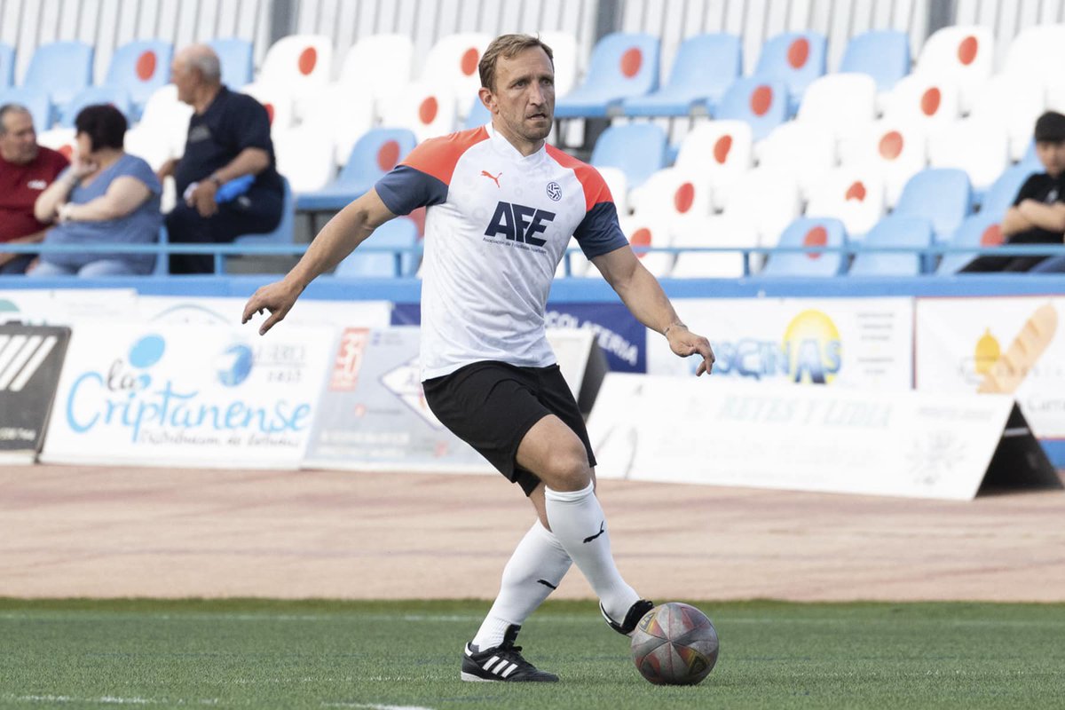 📸📸 Partido Leyendas U.D Socuellamos - Selección de Veteranos de AFE. @yugouds_oficial @afefutbol El sábado estuvimos participando en los actos del centenario del Yugo Socuellamos. La recaudación se ha destinado a la Asociación Española Contra El Cáncer (AECC).