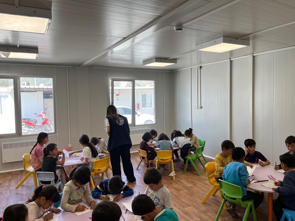 With support of @AFD_en & @Fondationfrance, MdM 🇹🇷organized health information sessions on lice, scabies, diarrhea, infectious diseases, reproductive health, while carrying out psychoeducational events on peer bullying & addiction with children under guidance of psychologists.