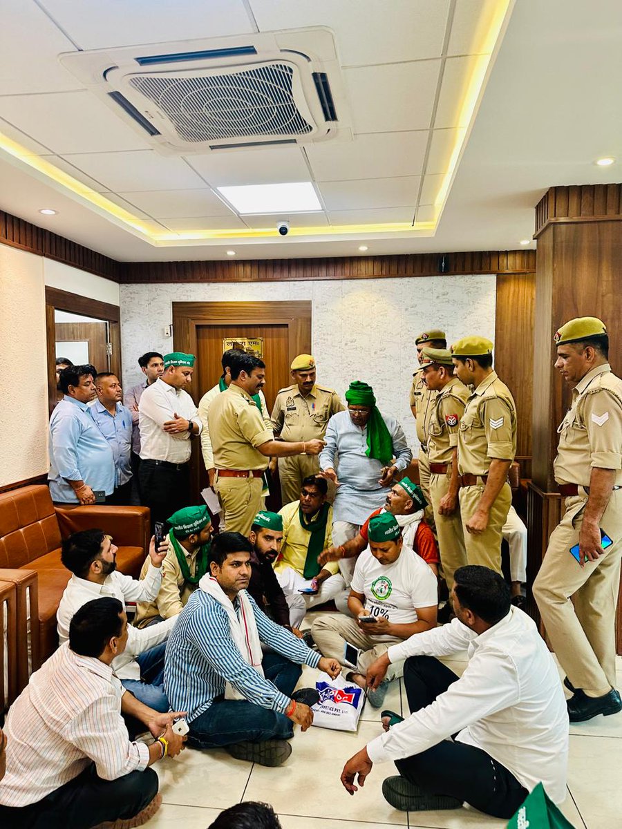 officialBKUM's tweet photo. नोएडा में किसानों पर बढ़ते अत्याचार को लेकर भारतीय किसान यूनियन मंच का प्रतिनिधित्व मंडल नोएडा प्राधिकरण पहुंचा जिसकी खबर सुनते की नोएडा प्राधिकरण के सीईओ लोकेश एम प्राधिकरण छोड़कर डर से भाग गए!जिससे नाराज किसानो ने प्रदर्शन किया! 
@noida_authority 
@CeoNoida 
@myogioffice https://t.co/M99tKizIM5