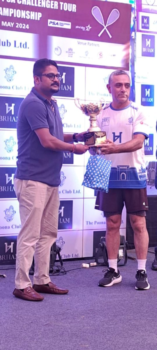 “𝐆𝐞𝐧𝐭𝐥𝐞𝐦𝐞𝐧 & 𝐒𝐩𝐨𝐫𝐭𝐬𝐦𝐞𝐧” Lt Gen Manjinder Singh #GOCinC #ARTRAC congratulates Maj Gen Inderjeet Singh, Deputy Commandant, Army War College, #AWC, Mhow on winning the #Poona Open National Ranking Tournament in over 55 years category organised by Squash Racket