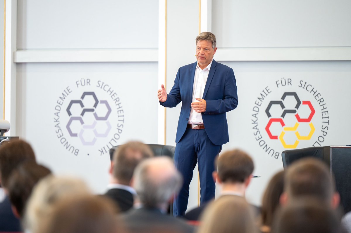 „Die #Zeitenwende war ein Moment des Erwachens für die deutsche Sicherheitspolitik, der nicht vergessen werden sollte. Das gilt auch für die Wirtschaft mit kritischer Infrastruktur und Abhängigkeiten“, so @BMWK-Minister Robert Habeck beim Sicherheitspolitischen Gespräch. #DFS2024