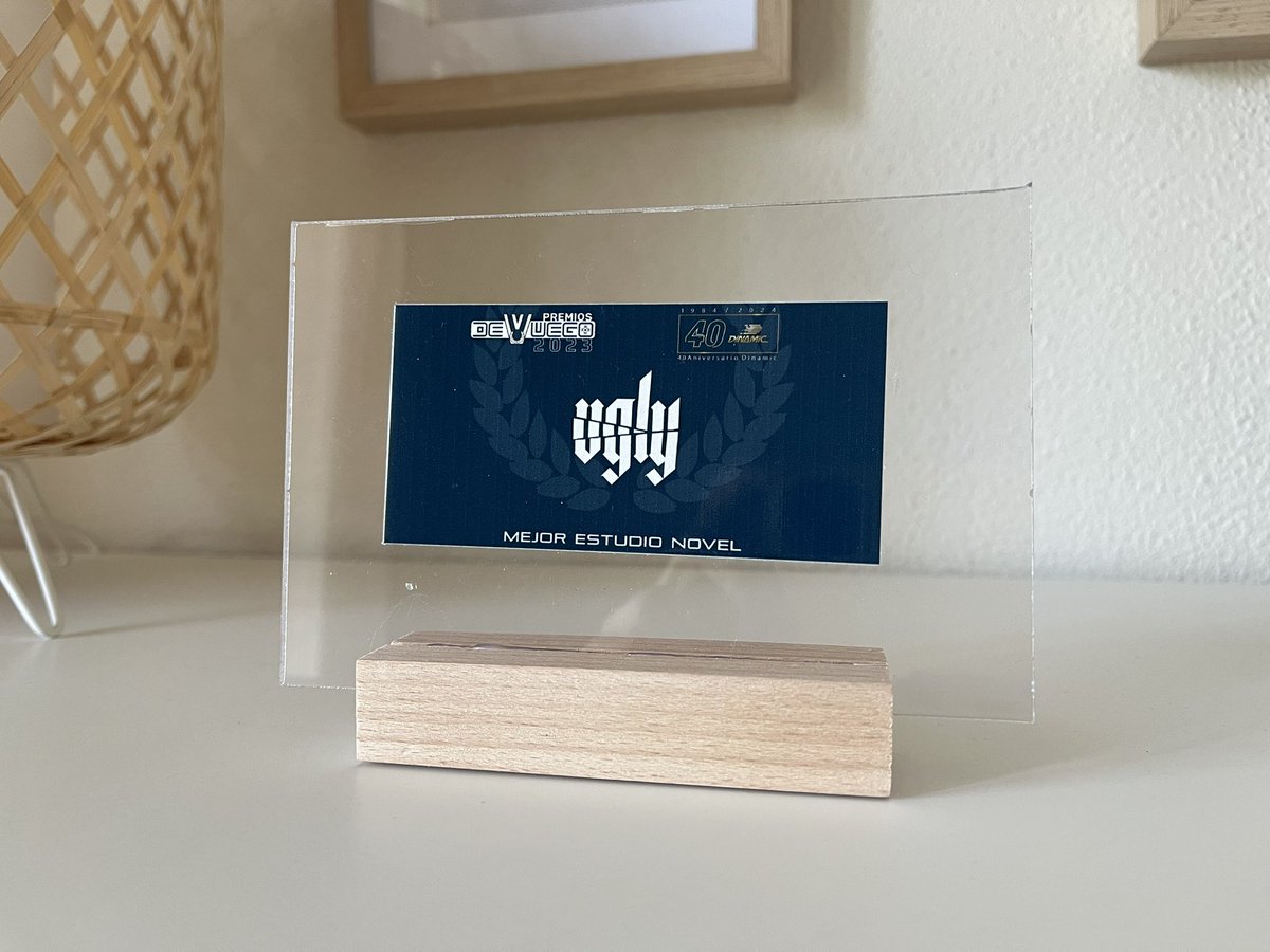 Gracias <a href="/DeVuego/">DeVuego</a> por habernos hecho llegar esta estatuilla y sobretodo por haber reconocido nuestro trabajo en #uglythegame ❤️