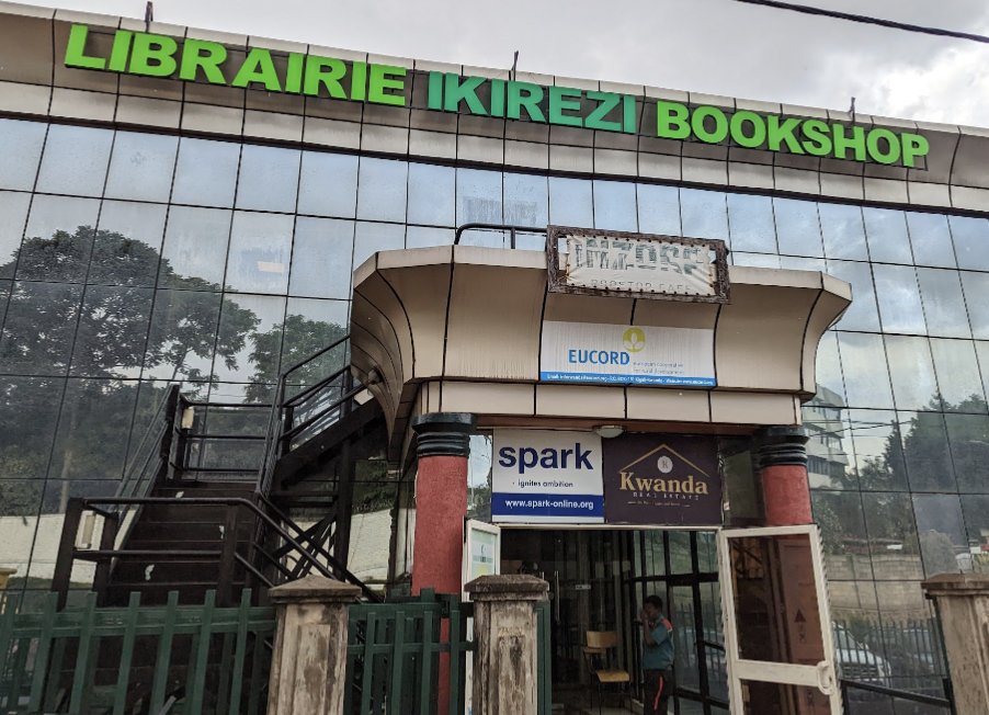 Notre livre 'Le choc' @Gallimard est désormais disponible dans la formidable librairie Ikirezi située à Kigali (au prix de 40.000 fr rw). Et ici en belle compagnie. LIBRAIRIE IKIREZI 13 KG 5 Ave, Kigali, Rwanda