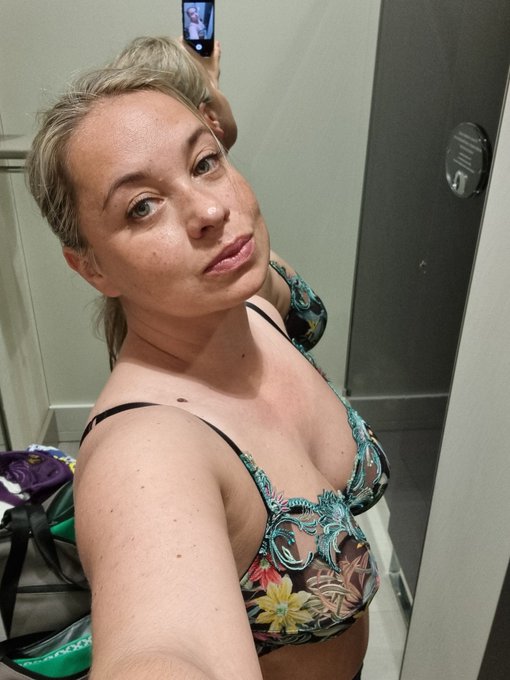 At the end I chose the green one https://t.co/1AP8o4flwK<a href="/tag/selfie"class="tags"><span>#selfie</span></a><a href="/tag/nomakeup"class="tags"><span>#nomakeup</span></a>