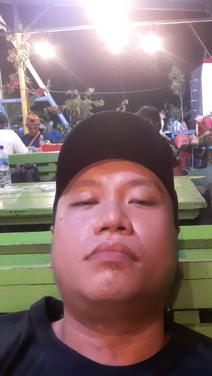 ASRandy1927's tweet photo. depe pusing sama deng d bage cap to 1 botol sandiri 🤮 https://t.co/Ot45jDmrcM