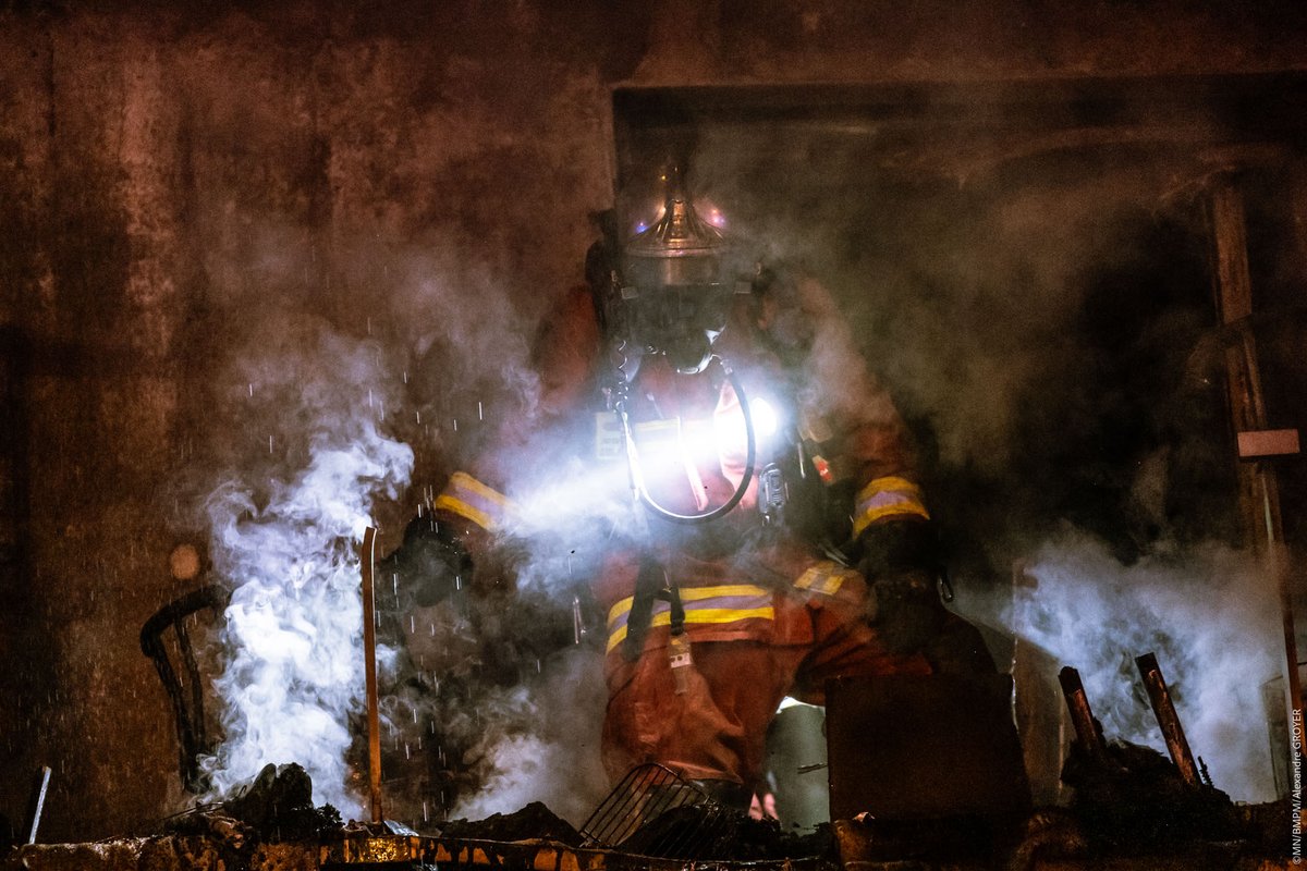 Quand la fumée s'élève 💨, les marins-pompiers montrent leur bravoure #MondayMotivation 🧑‍🚒 📸 MN/BMPM/GROYER #engagement #devouement #marinenationale #marinsdufeu #fierdeprotegermarseille