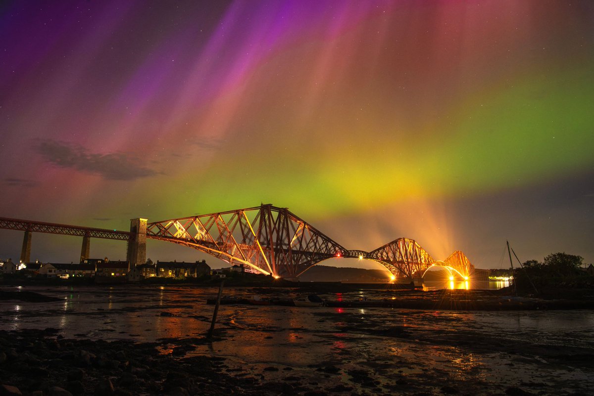 🌅🌌🌠 It doesn't get much better than this ... 💓 A photo to brighten your day this #MentalHealthAwarenessWeek. ✨ Aurora Borealis on the shores of North Queensferry, looking towards the Forth Bridge. 💫 📷 Credit - @JonathonAG #NorthernLights #AuroraBorealis #ForthBridge