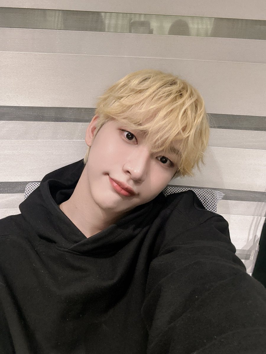 [#나인] 🧀😝🌒 오늘 손톱 달 이쁘다🩵 #OnlyOneOf #온리원오브