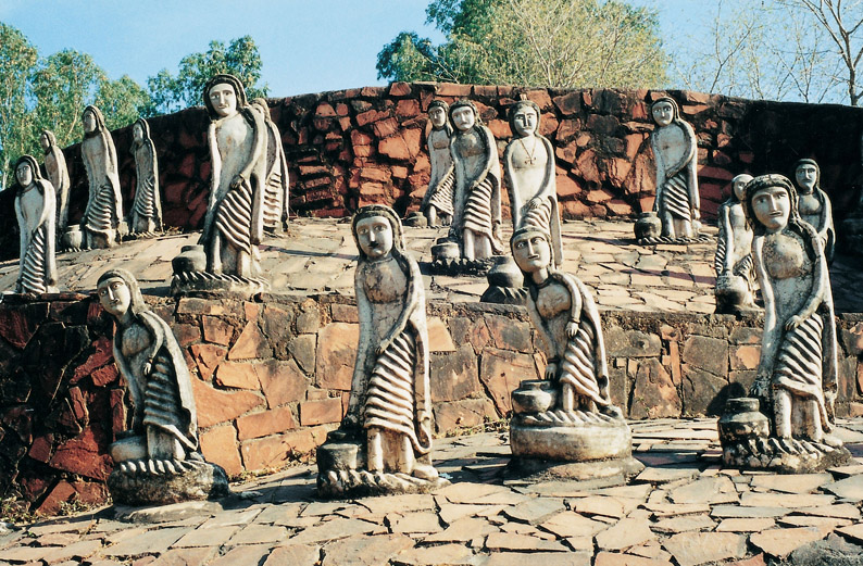 Discover the incredible journey of Nek Chand and his Chandigarh Rock Garden, a sprawling 25-acre sanctuary filled with over 2,000 sculptures. In issues 9, 35 and 85 of #RawVision. #nekchand #chandigargh #chandigarghrockgarden #outsiderart #artbrut #selftaughtart #sculpture