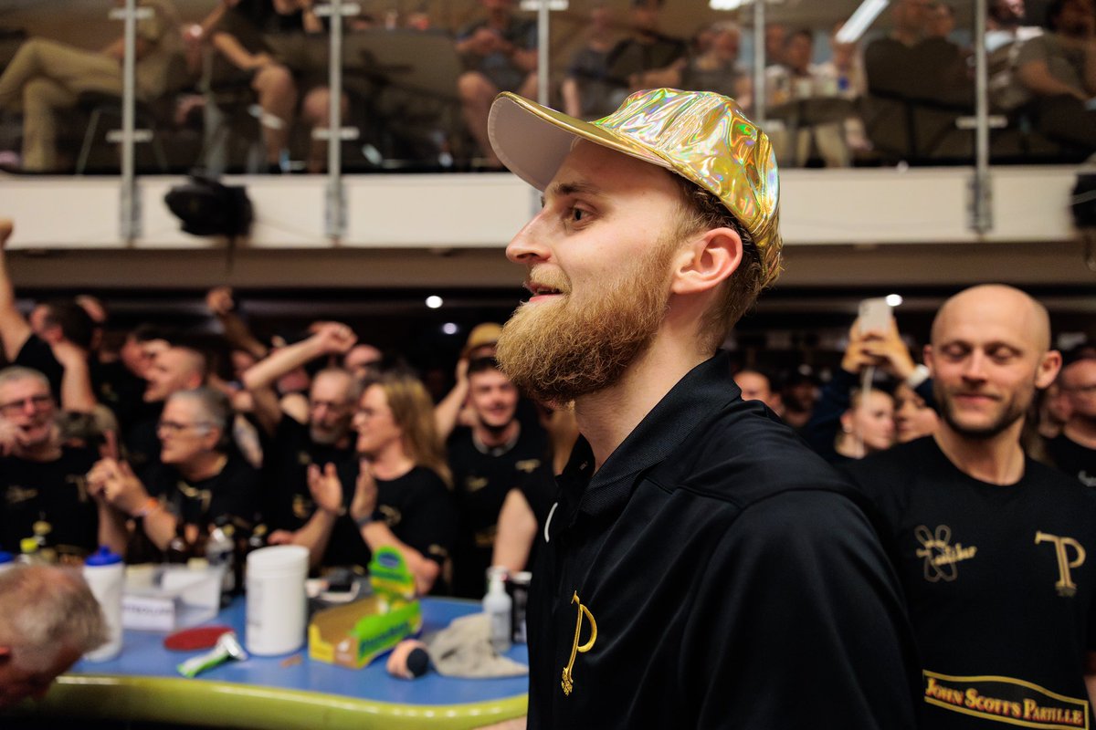 Swebowl's tweet photo. Segerglädje hos Pergamon 🏆🎉
– Jag tycker att vi har gjort det fantastiskt hela helgen, säger Jesper Svensson.
Läs mer om gårdagens SM-final mellan Pergamon och Clan ➡️ https://t.co/flqfe9XXce https://t.co/ZjwuEdRgQX