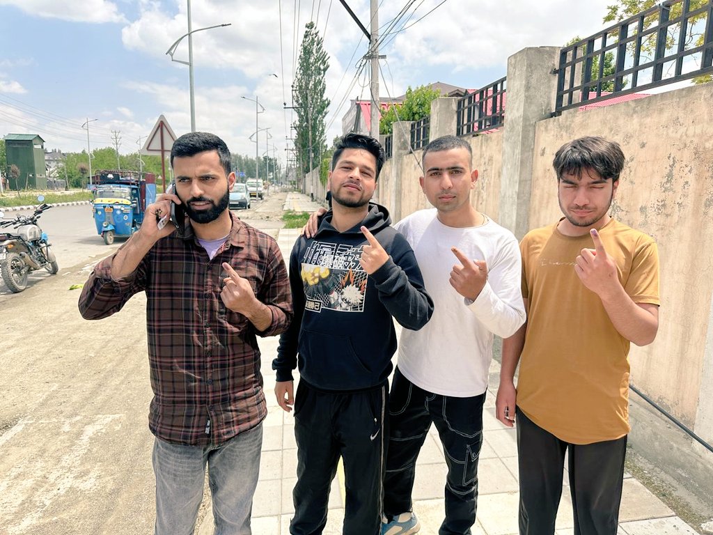 Arbaazbhat's tweet photo. Young boys in bemina Srinagar today participate voting for Waheed ur Rahman para first' time in Kashmir https://t.co/fQaucXyJIl
