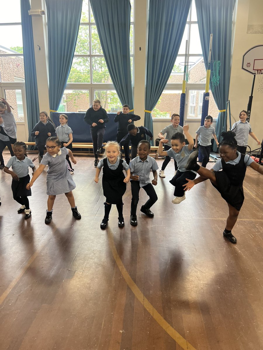 msmcgaffigan's tweet photo. P1b and P5 started health week with a brilliant kick boxing session with Robert. Some fantastic punches, slips, front and side kicks. Well done everyone. @stcatherinespsy @emscalvert https://t.co/6GkO4HLkfR