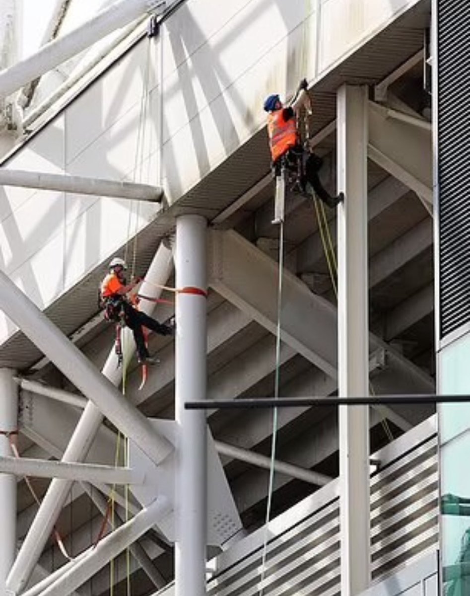 🚨🚨| Workers have been spotted on the roof of Old Trafford this morning following last night's leaks. [@MailSport]