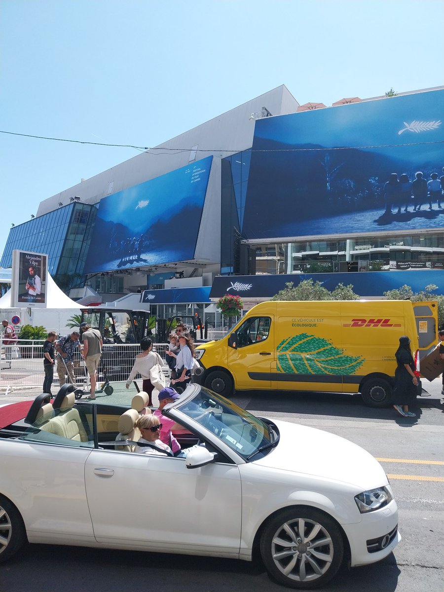 Esto es Cannes a un día de que empiece el festival: unos en descapotable, otro entregando un paquete... Al lío